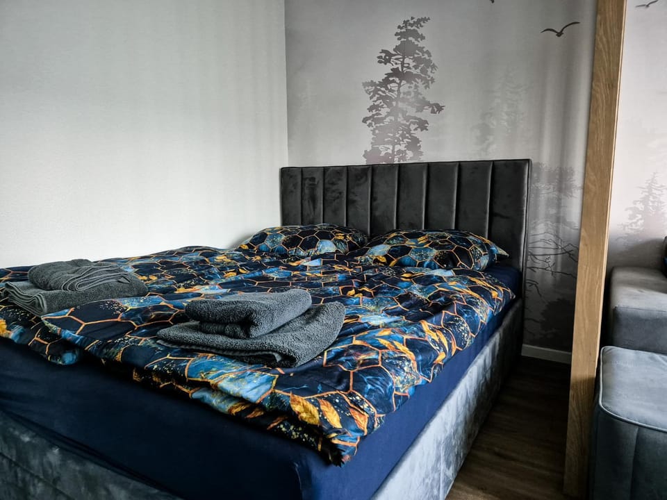 Bedroom, towels