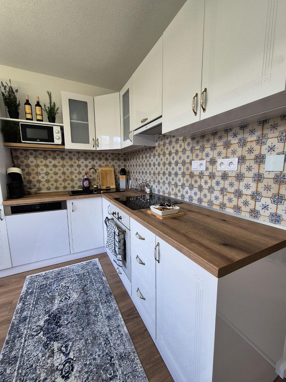 Kitchen or kitchenette, dishwasher, stove