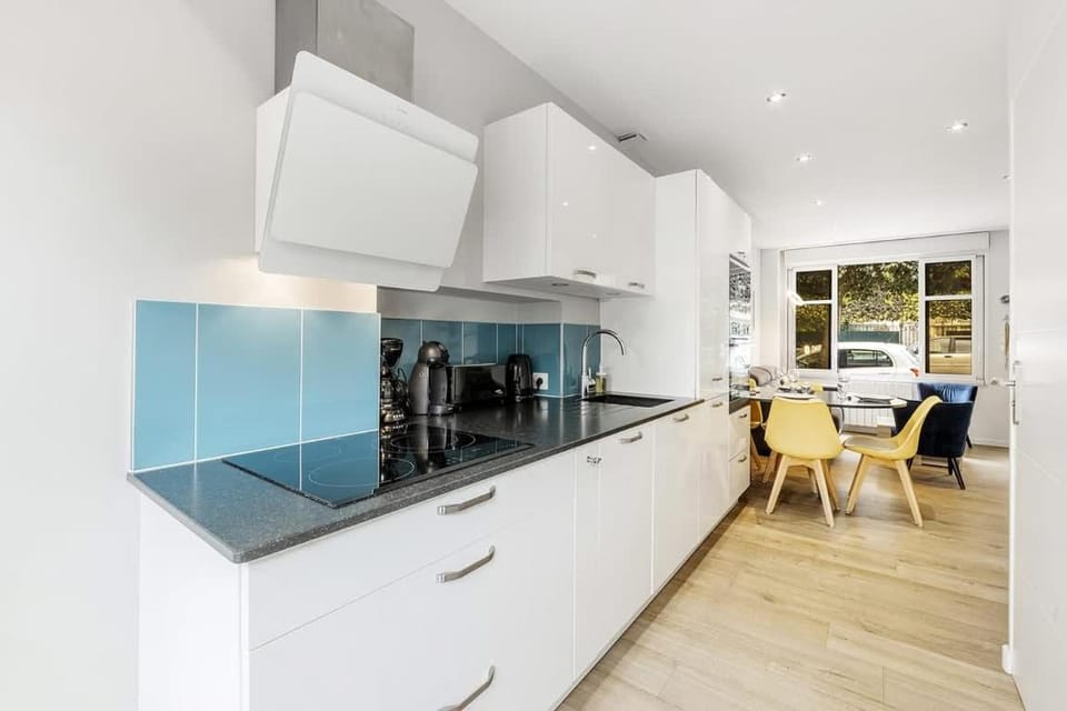 Kitchen or kitchenette, Dining area, dishwasher, stove