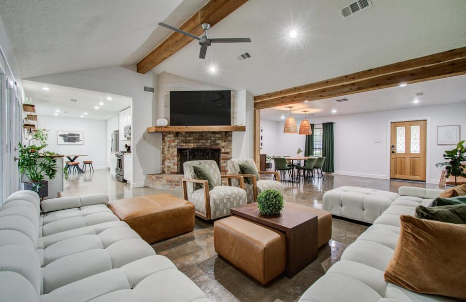 Rustic Modern Escape - 4BD-2BA with Pool & Patio House in Houston