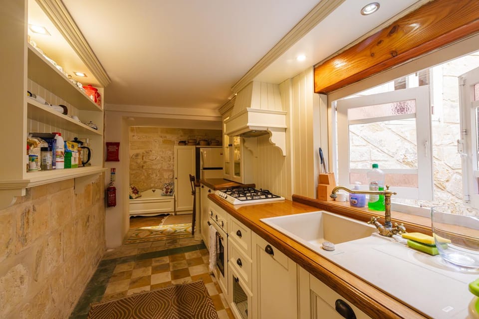 Kitchen or kitchenette, oven, stove