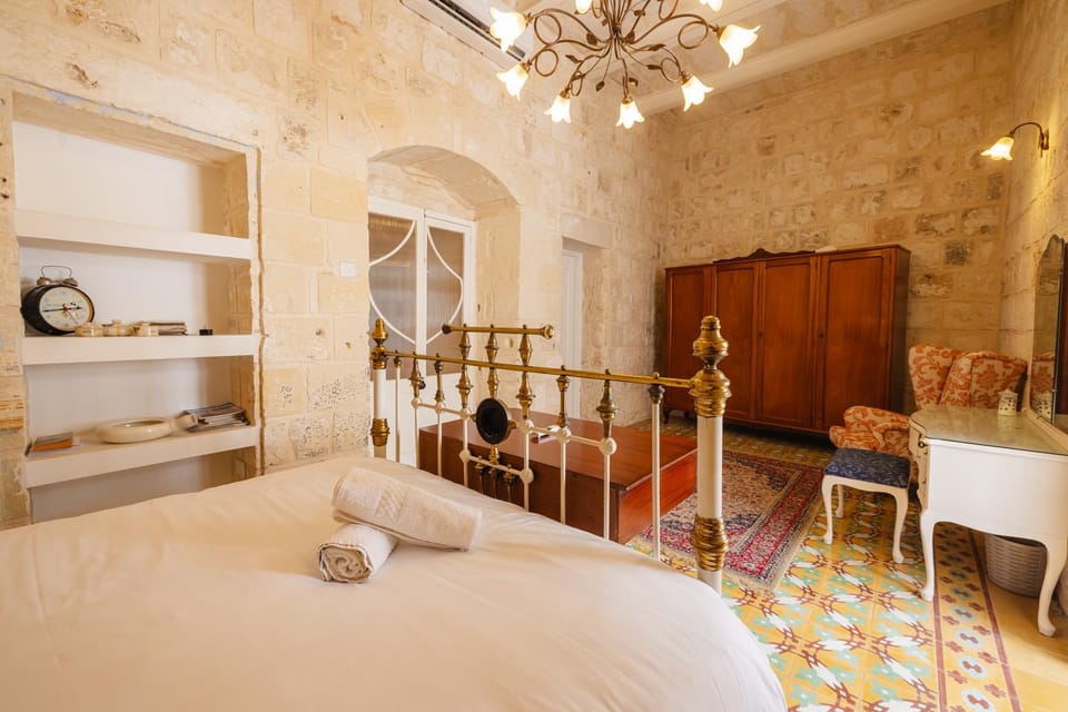 Bed, Photo of the whole room, Seating area, Bedroom, wardrobe