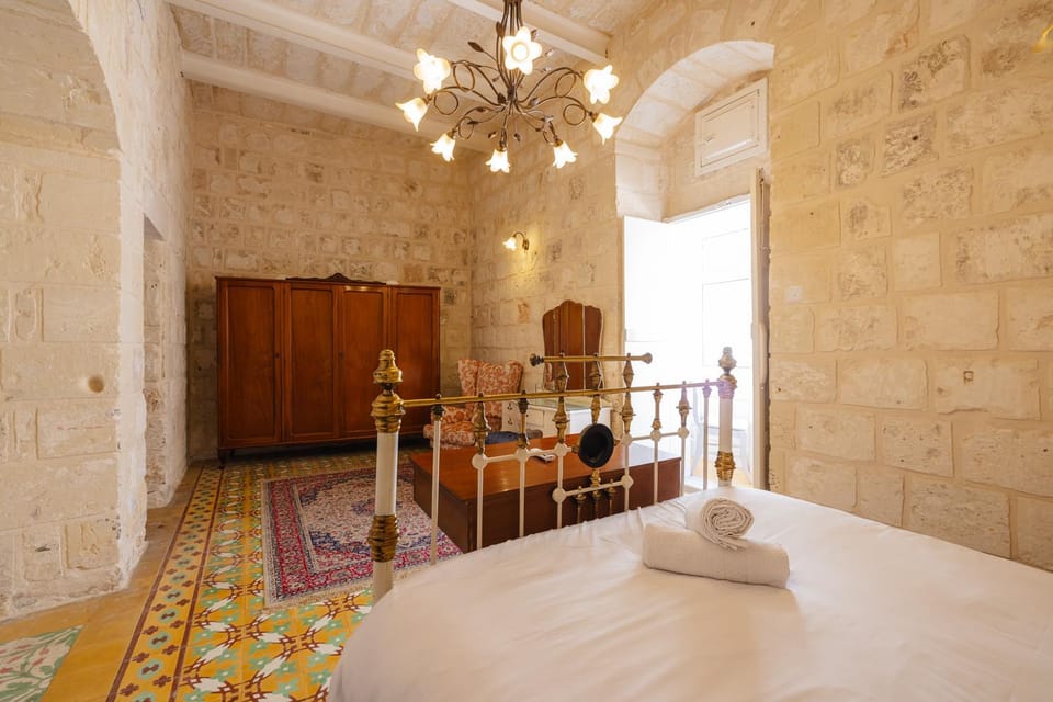 Bed, Seating area, Bedroom, wardrobe