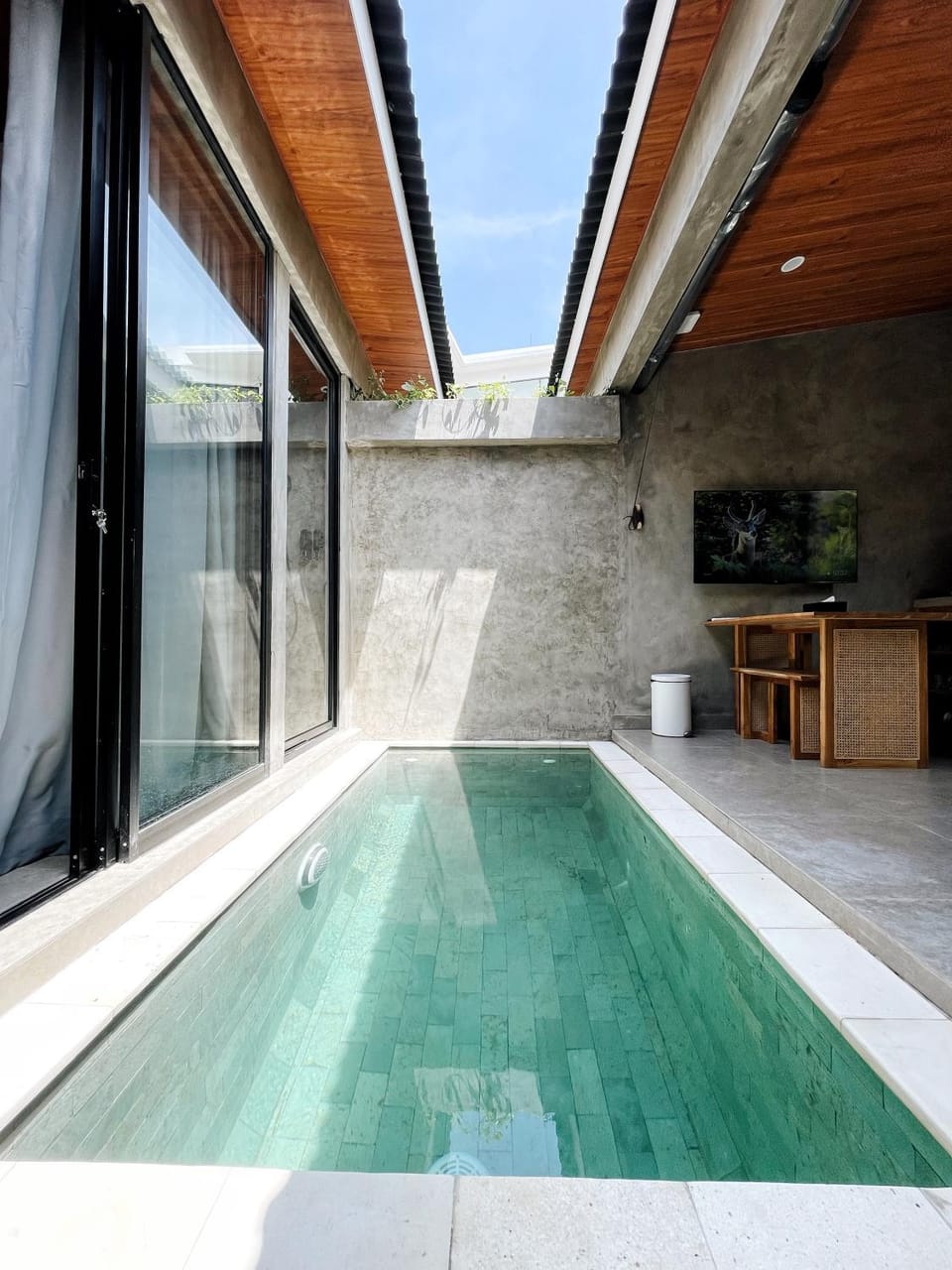 Swimming pool