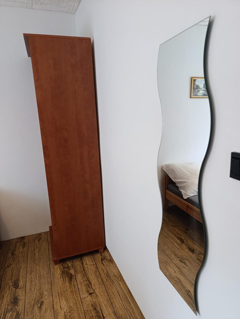 Photo of the whole room, wardrobe
