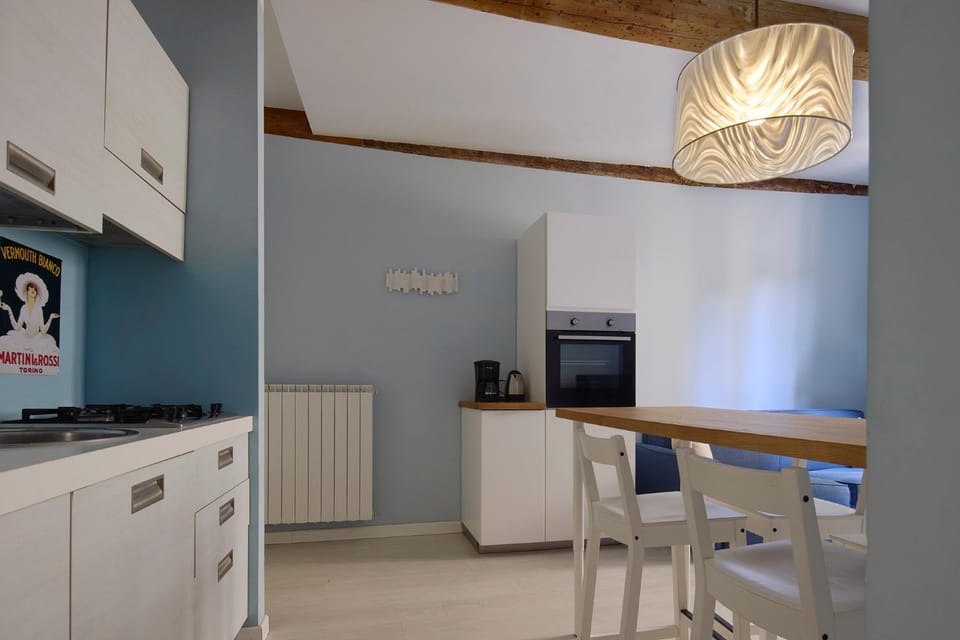 Kitchen or kitchenette, Dining area, oven, stove