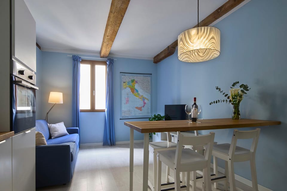 TV and multimedia, Kitchen or kitchenette, Living room, Seating area, Dining area