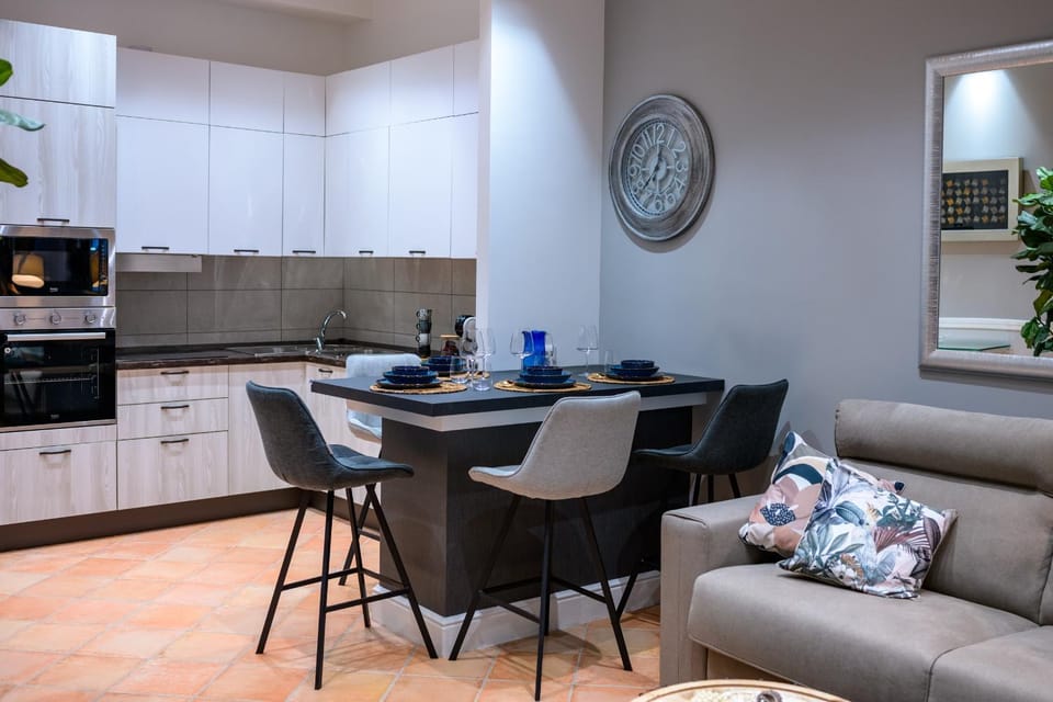 Kitchen or kitchenette, Seating area, Dining area, oven, stove