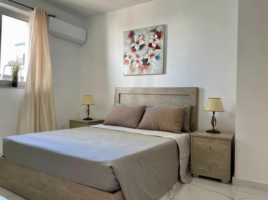 Bed, Photo of the whole room, Bedroom, air conditioner