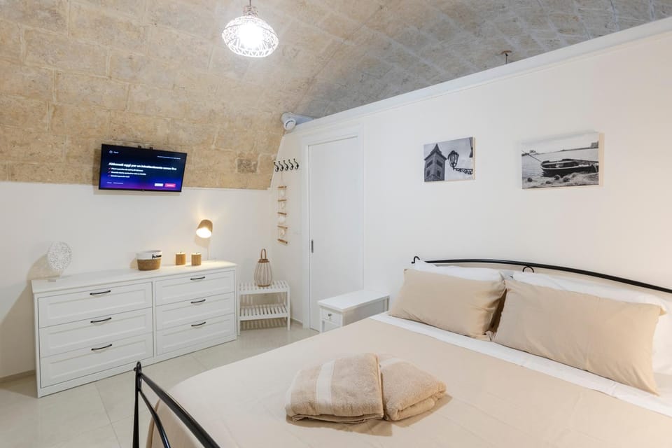 Bed, TV and multimedia, Photo of the whole room, Bedroom, towels