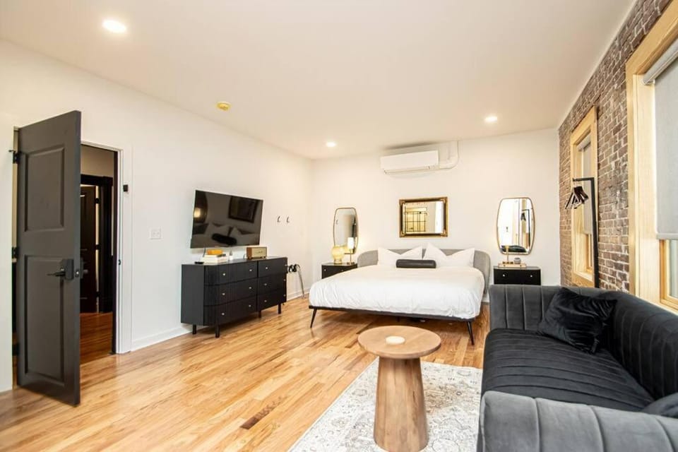 Bed, TV and multimedia, Seating area, air conditioner