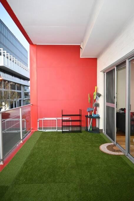 Mawson Red - Free Pool access -Onsite Parking-Netflix-5 mins to Mawson Interchange Apartment in Adelaide