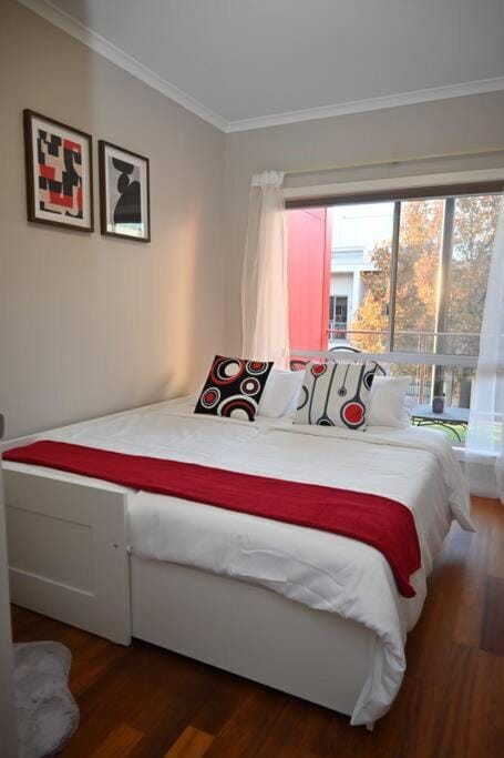 Mawson Red - Free Pool access -Onsite Parking-Netflix-5 mins to Mawson Interchange Apartment in Adelaide