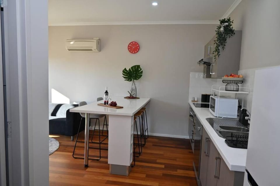 Mawson Red - Free Pool access -Onsite Parking-Netflix-5 mins to Mawson Interchange Apartment in Adelaide