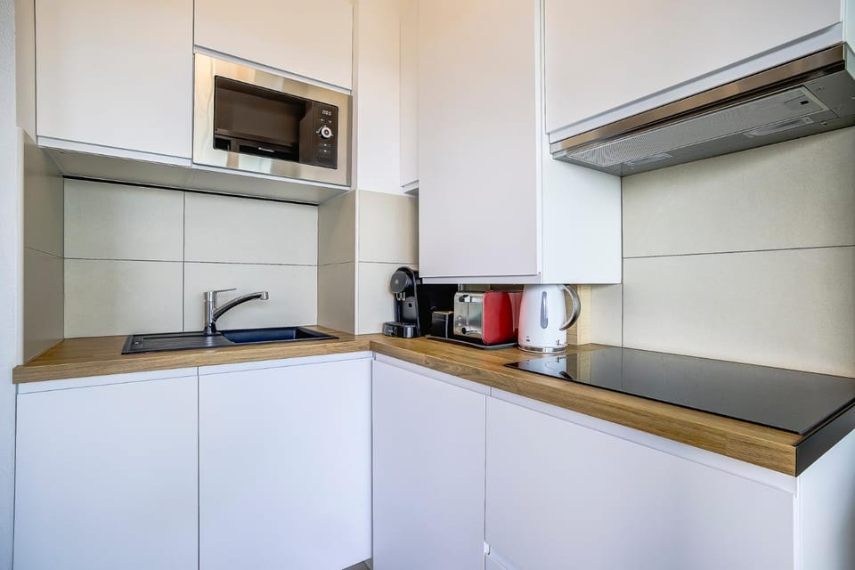 Coffee/tea facilities, Kitchen or kitchenette, stove