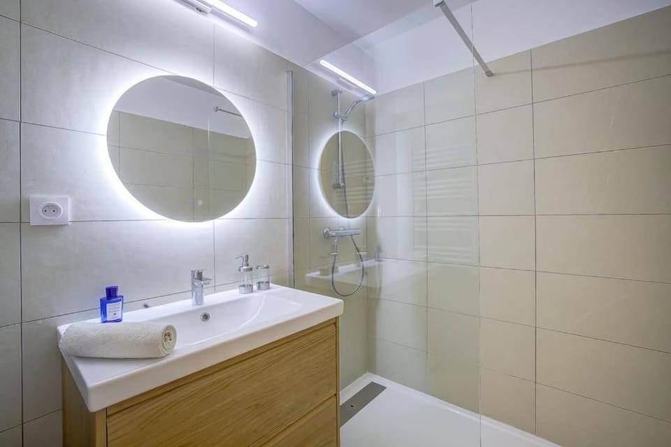 Shower, towels