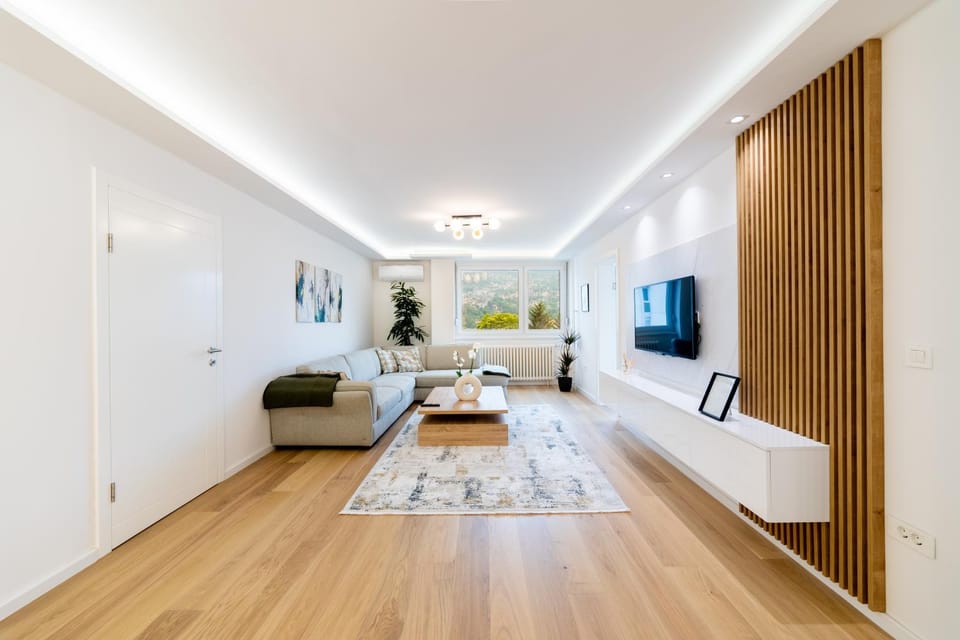 Bed, TV and multimedia, Living room, Photo of the whole room