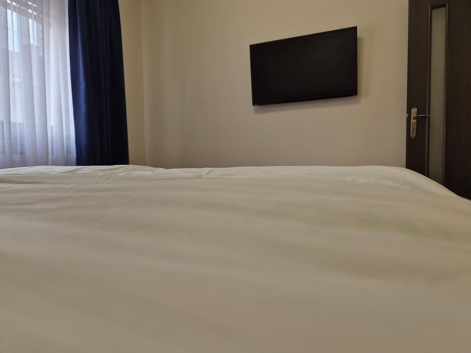 Bed, TV and multimedia, Evening entertainment, Bedroom