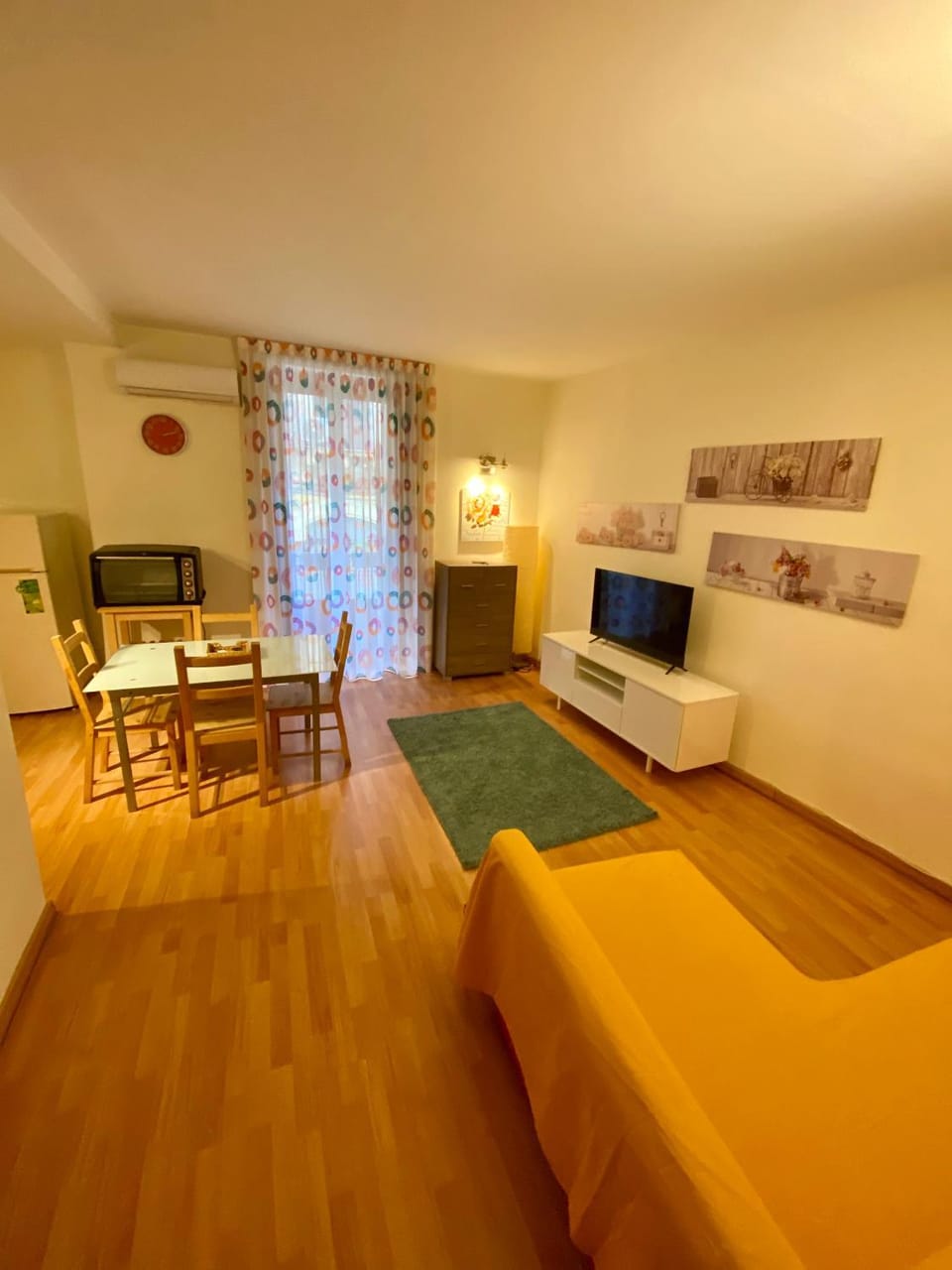 TV and multimedia, Living room, Photo of the whole room, Seating area, Dining area, Evening entertainment