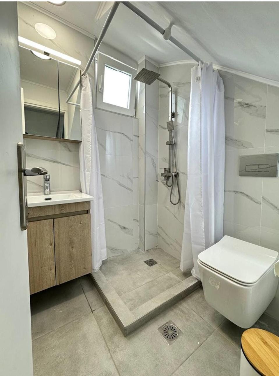 Shower, Toilet