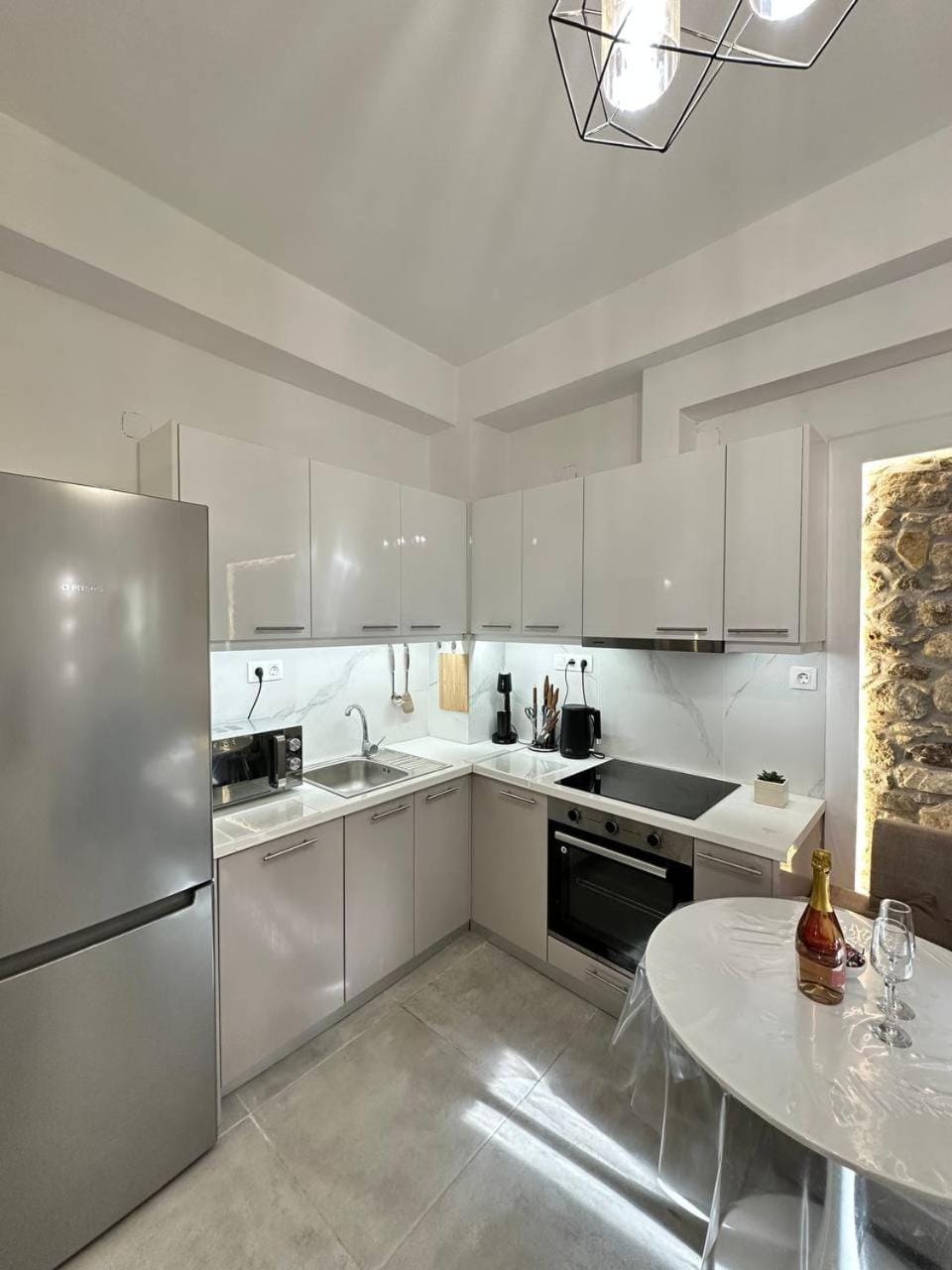 Coffee/tea facilities, dishwasher, oven, stove