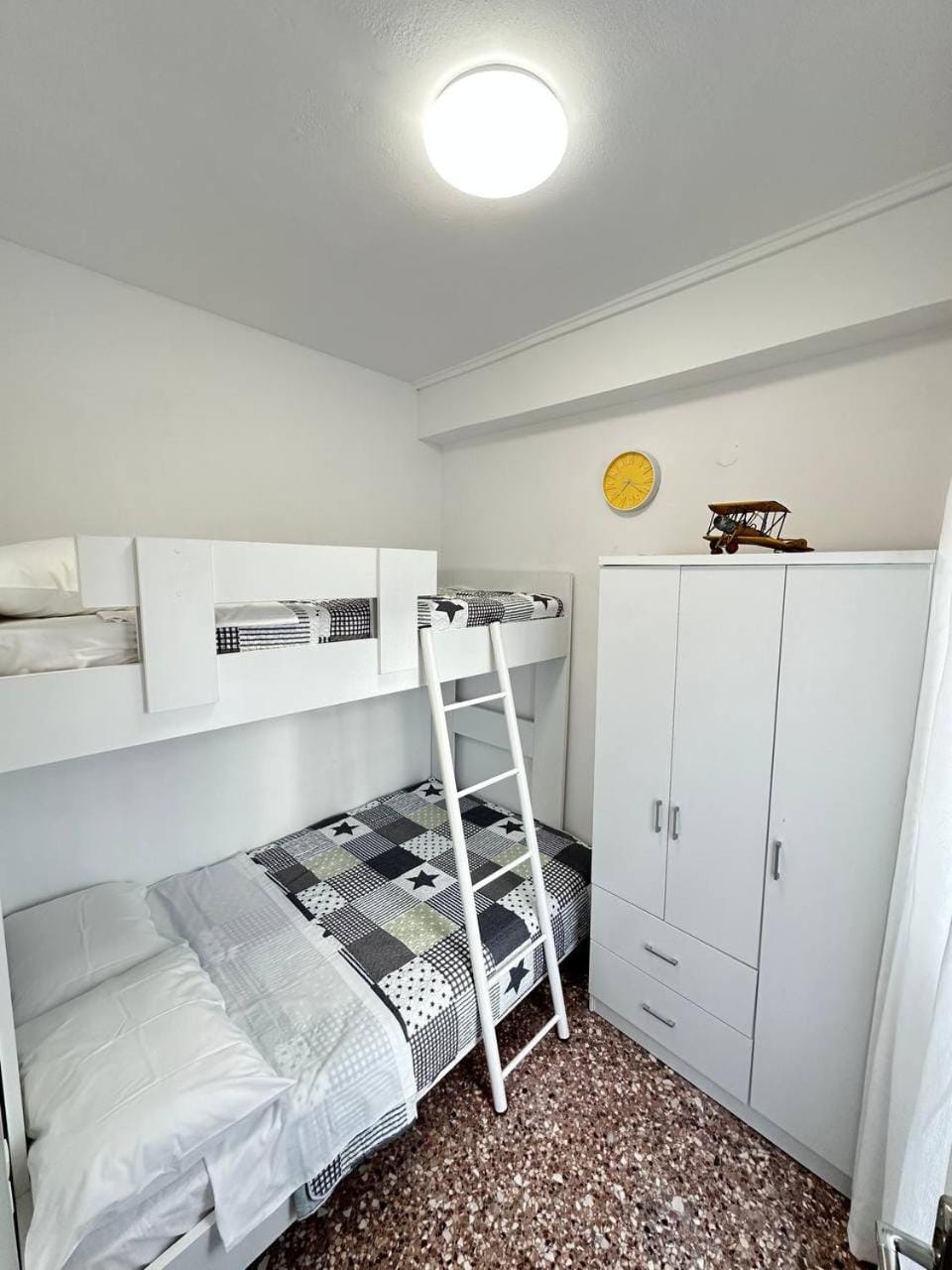 Photo of the whole room, Bedroom, bunk bed, wardrobe