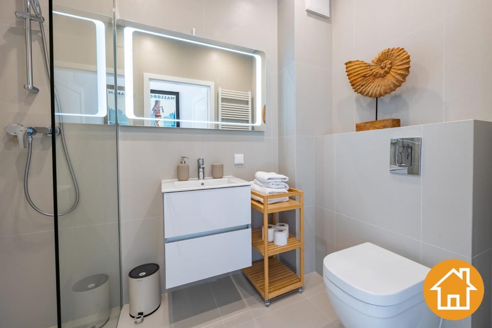 Shower, Toilet, Bathroom, towels