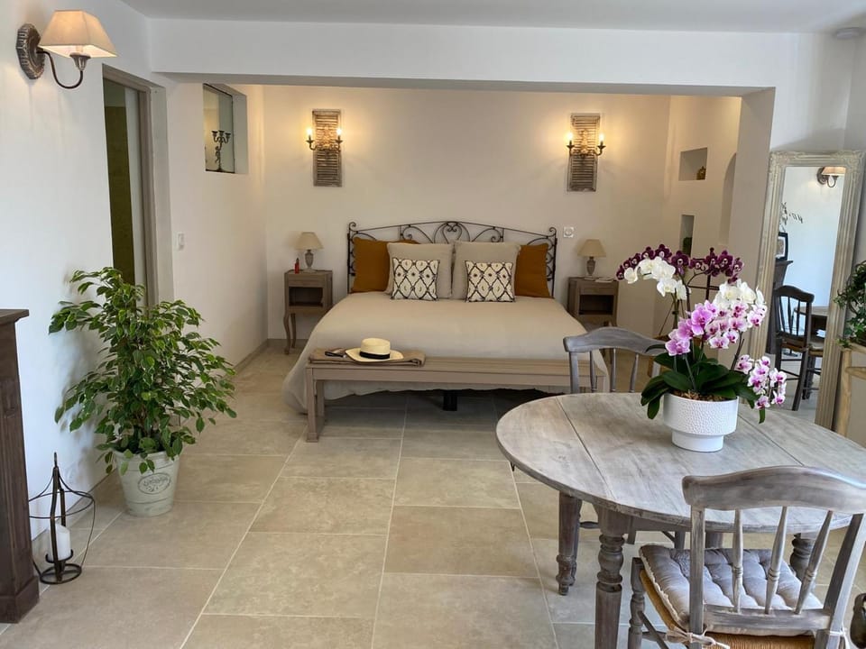 Photo of the whole room, Seating area, Bedroom