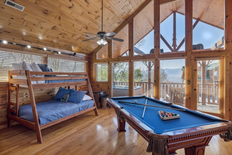 A Piece of Heaven is a Wonderful Dog-Friendly 2 Bedroom Cabin in Starr Crest Resort! Cabin in Sevier County