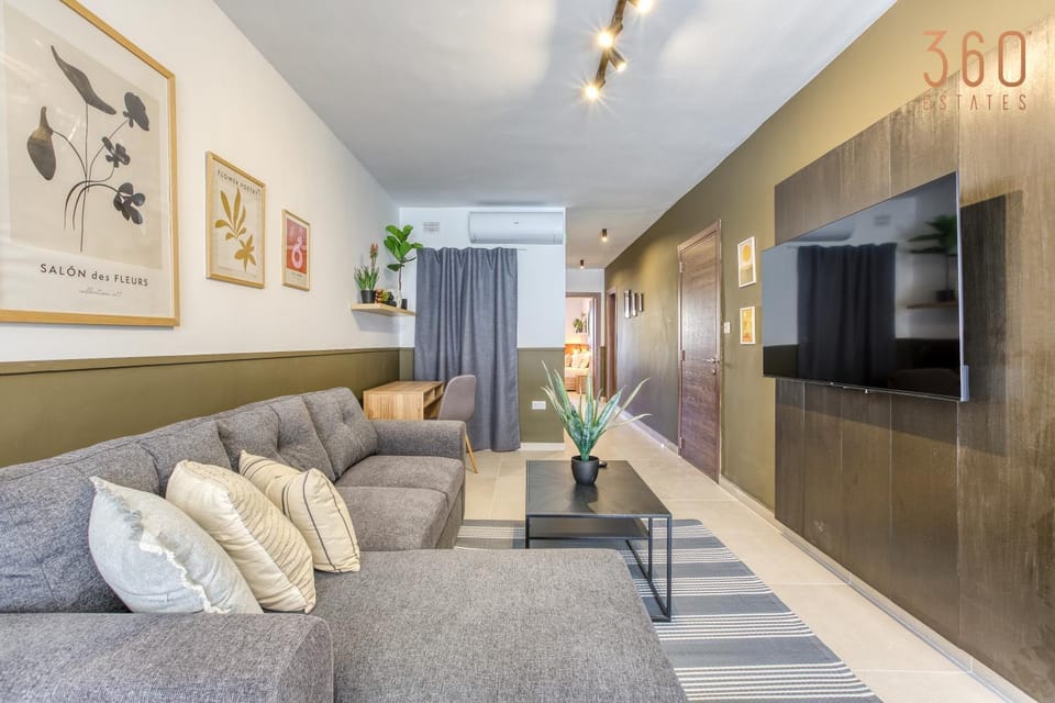 Communal lounge/ TV room, TV and multimedia, Living room, Seating area, Evening entertainment