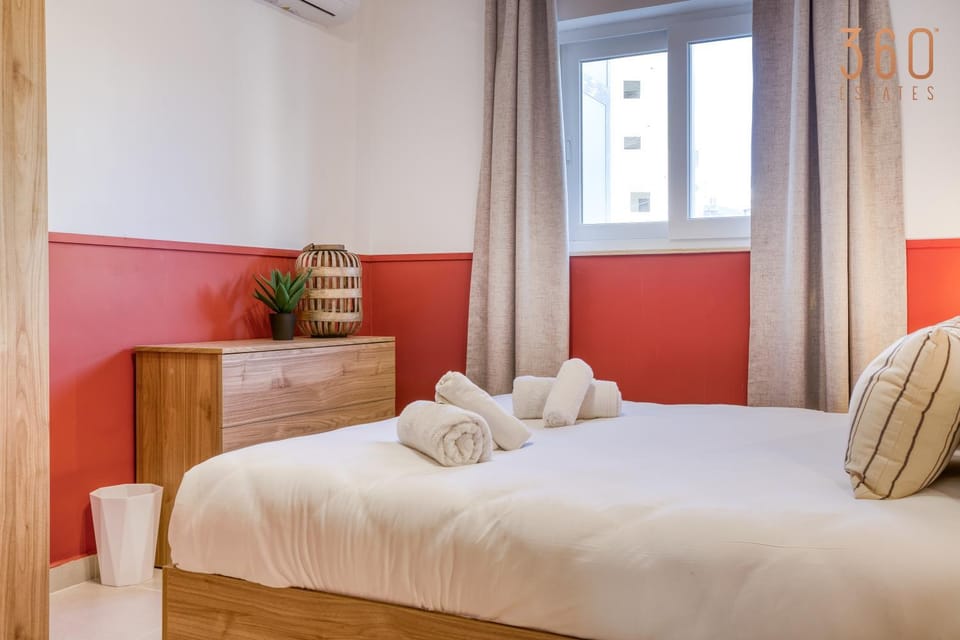 Bed, Photo of the whole room, Bedroom, towels, air conditioner
