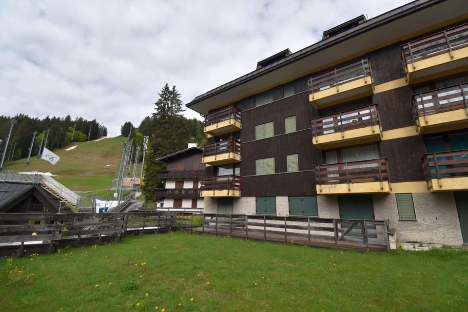 Property building, Facade/entrance, Off site