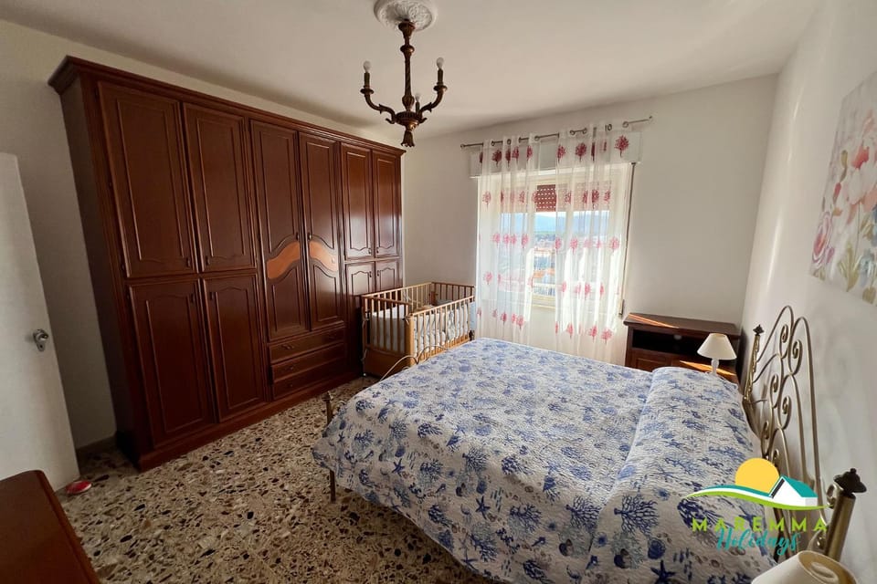 Photo of the whole room, Bedroom, wardrobe