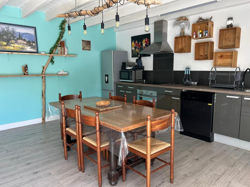 Dining area, kitchen