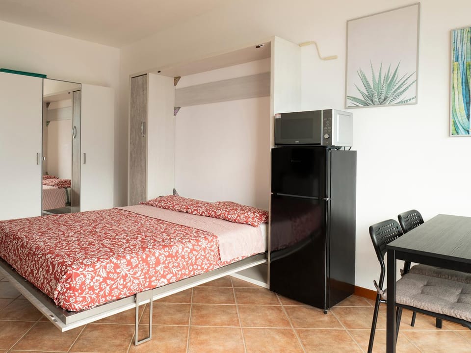 Bed, Dining area, Bedroom
