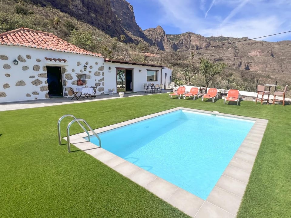 Natural landscape, Mountain view, Pool view, Swimming pool, sunbed
