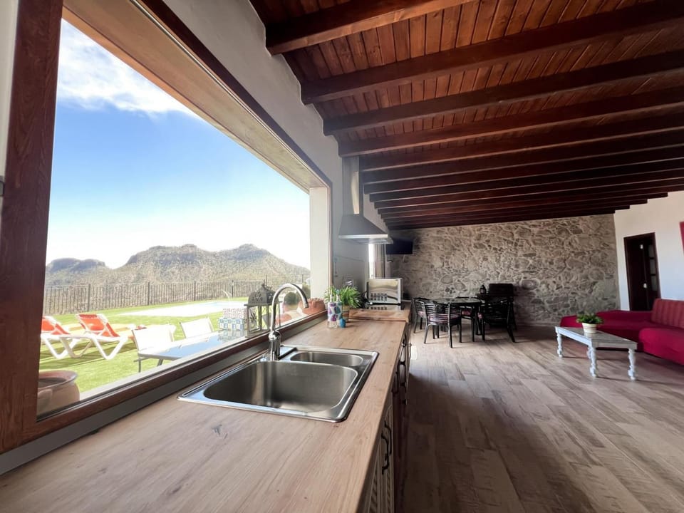 Kitchen or kitchenette, Dining area, Mountain view, Pool view