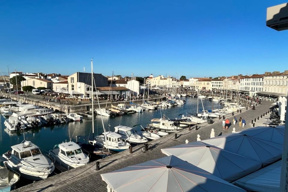 Cozy studio completely renovated with breathtaking views of the port Apartment in Saint-Martin-de-Ré