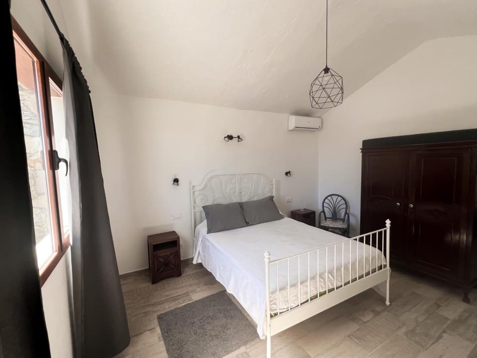 Bed, Photo of the whole room, Bedroom, air conditioner