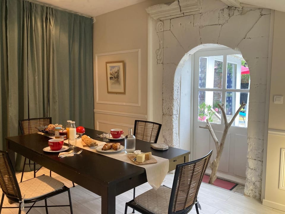Seating area, Breakfast
