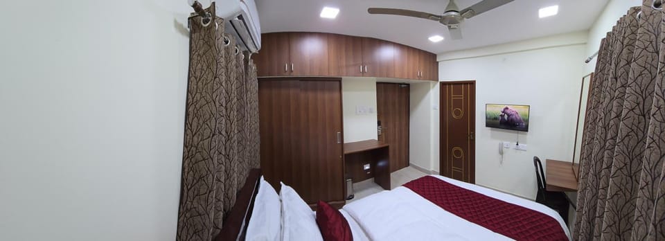 Bed, TV and multimedia, View (from property/room), Photo of the whole room, Bedroom, wardrobe, air conditioner
