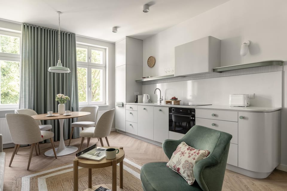 Kitchen or kitchenette, Dining area