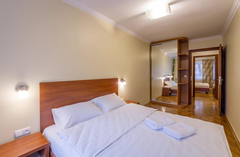 Bed, Bedroom, towels, wardrobe