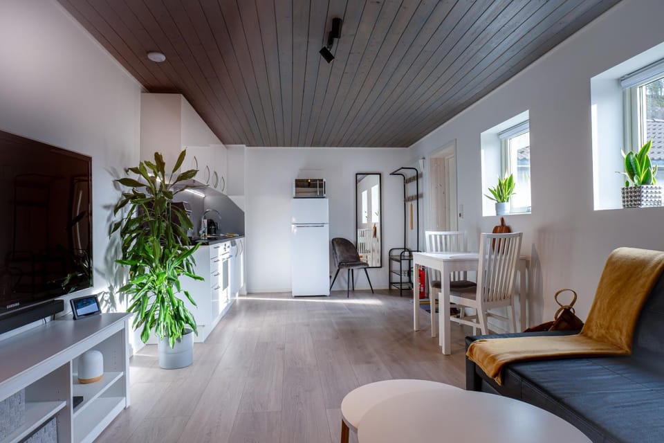 Living room, Seating area, Dining area, oven, stove