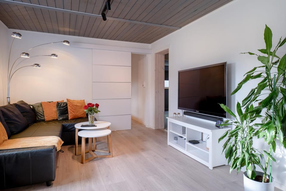 TV and multimedia, Living room, Seating area, Evening entertainment