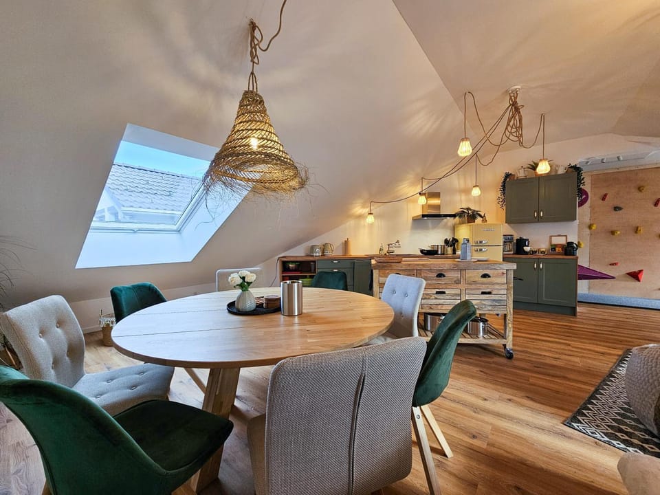 Seating area, Dining area