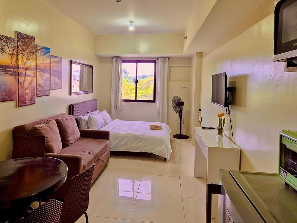 Bed, TV and multimedia, Photo of the whole room, Seating area, Bedroom
