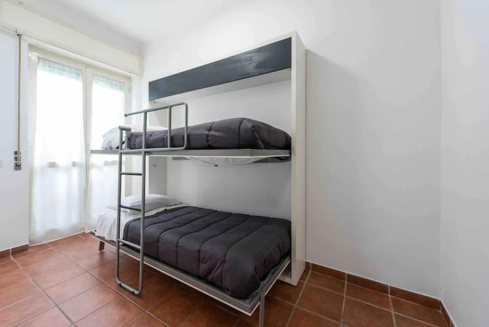 Bedroom, bunk bed