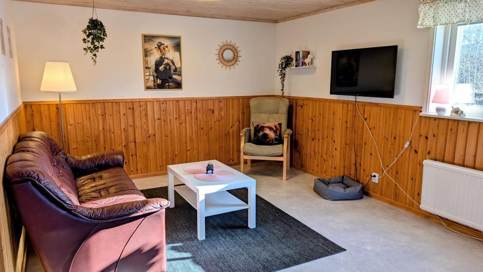 Glad hund House in Västra Götaland County