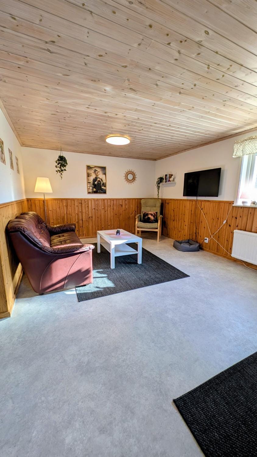 Glad hund House in Västra Götaland County